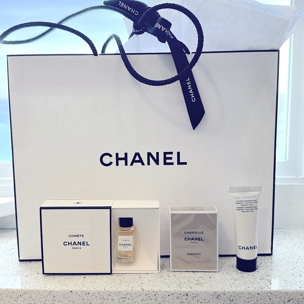 NWOT 6 pcs CHANEL WHITE/BLACK SHOPPER WITH CHANEL GOODIES - Picture 3 of 7